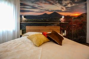 Zimmer mit Kingsize-Bett und Balkon