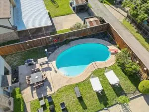 Spectacular 6BR 2,5BA Holiday Home with Pool - Addison