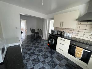 4BR, One level, Step free,, Roll-in-showers, Accessible Bungalow