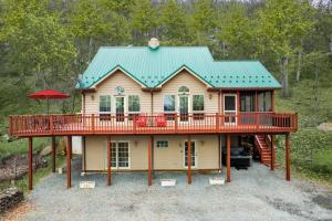 obrázek - Huge Modern Cabin w Hot Tub, Deck, Comm Pool!