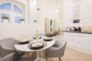 Modern and Stylish 2-Bedroom in the City Center