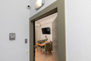 UniQApt Garitsa Woods