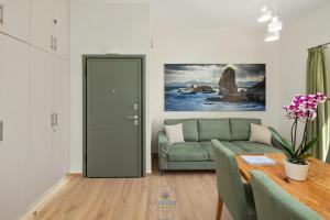 UniQApt Garitsa Woods