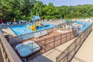 Branson Condo at Stonebridge Golf Resort with Pool and Wi-Fi near Silver Dollar City - Reeds Spring