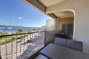 Pretty cocoon with harbour view