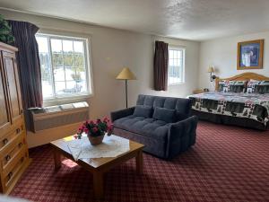 King Studio with Sofa Bed room in Columbine Inn and Suites