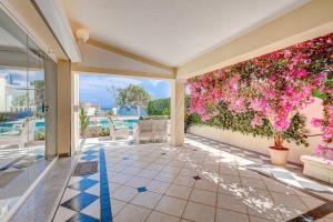 Villa Bouganvilla am Meer mit Pool