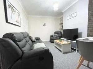 Cosy Home, Family & Contractor Friendly 4 Bedroom Near Leeds Centre, Sleeps 7 - Beeston
