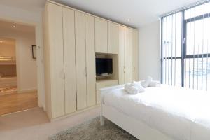 Central Gem: Cosy 2BR with Private Balcony