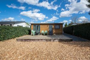 20, Nestled in the woods, Big Chalet and Garden!