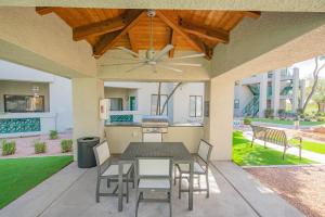 Exclusive Unit-Walkable Area-Bright & Sunny 2 BR - N272