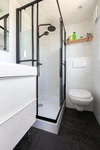 64, Charming Nature Retreat, Near Efteling, with Private Parking & Garden