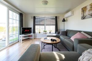 64, Charming Nature Retreat, Near Efteling, with Private Parking & Garden