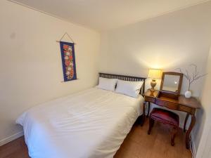 Yunseul- Garden House in the City with Korean Beauty