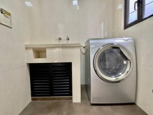 202 Family Haven in El Poblado: Spacious & charming