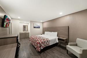 Deluxe King Room Non-Smoking  room in Econo Lodge Nacogdoches University Area