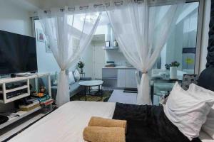 Azure skyview 1BR netflix karaoke ps3 Airport