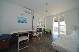 Apartments by the sea Postira, Brac - 22204