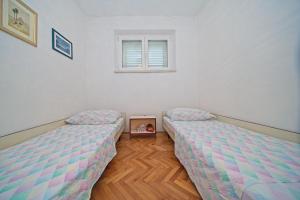 Apartments by the sea Postira, Brac - 22204