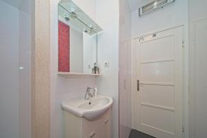 Apartments by the sea Postira, Brac - 22204