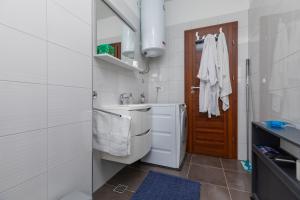 Apartments by the sea Pisak, Omis - 22779