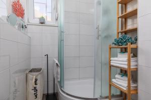 Apartments by the sea Pisak, Omis - 22779