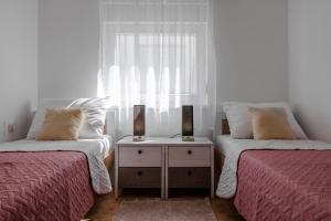 Apartments with parking space Vir - 22948