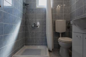 Apartments with parking space Vir - 22948