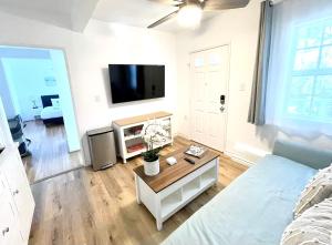 Hidden Gem with Hot Tub and Parking - 4 Guests