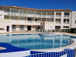 Appartements Chatelaillon-Plage Centre-Ville: Apt 4 pers, balcon, parking, piscine, wifi - FR-1-706-21 : Appartement