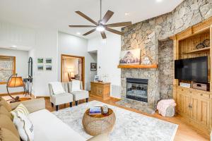 Golf Course Views: Condo in Blue Ridge Mountains!