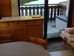 Charmant 2 pièces avec terrasse, proche commodités et navettes, 4 pers, WiFi, parking, Châtel - FR-1-676-187