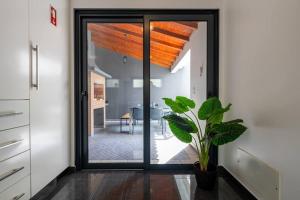 Luxury Haven: Heated Pool, AC & Sun