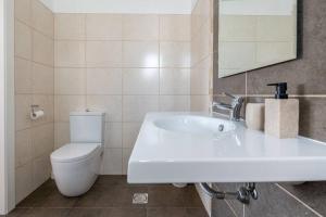 Luxury Haven: Heated Pool, AC & Sun