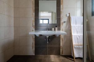 Luxury Haven: Heated Pool, AC & Sun