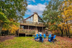 obrázek - Sky View Chalet by AvantStay Stunning Interior Spacious Deck Hot Tub View