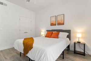 CozySuites Glendale by the stadium with pool 14