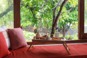 StayVistas Basalt - with Mountain Views, Infinity Pool, Vintage Interiors, and Games Room