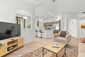 CozySuites Glendale by the stadium with pool 16