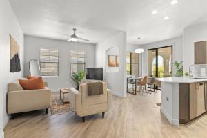 CozySuites Glendale by the stadium with pool 16