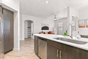 CozySuites Glendale by the stadium with pool 16