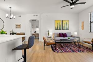CozySuites Glendale by the stadium with pool 15