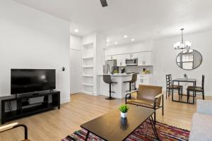 CozySuites Glendale by the stadium with pool 15