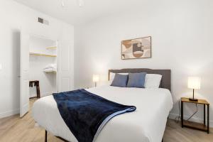 CozySuites Glendale by the stadium with pool 17