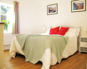 Sunny Corner - Coastal apartment near the beach