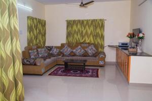 BRUNDHA HOMESTAY Villa with Garden