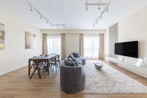 Luxury Living on the Top Floor Full Marina View