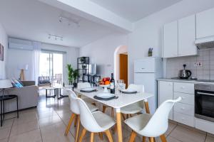 Just renovated beautiful 2 bed apartment in Paphos 5 min drive to the beach