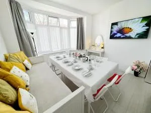 Luxurious House near Excel- Air Conditioning, 9 Beds, 2 Baths, Garden, fast WiFi - East Ham