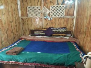 Young Lake Palace Group Of Houseboats